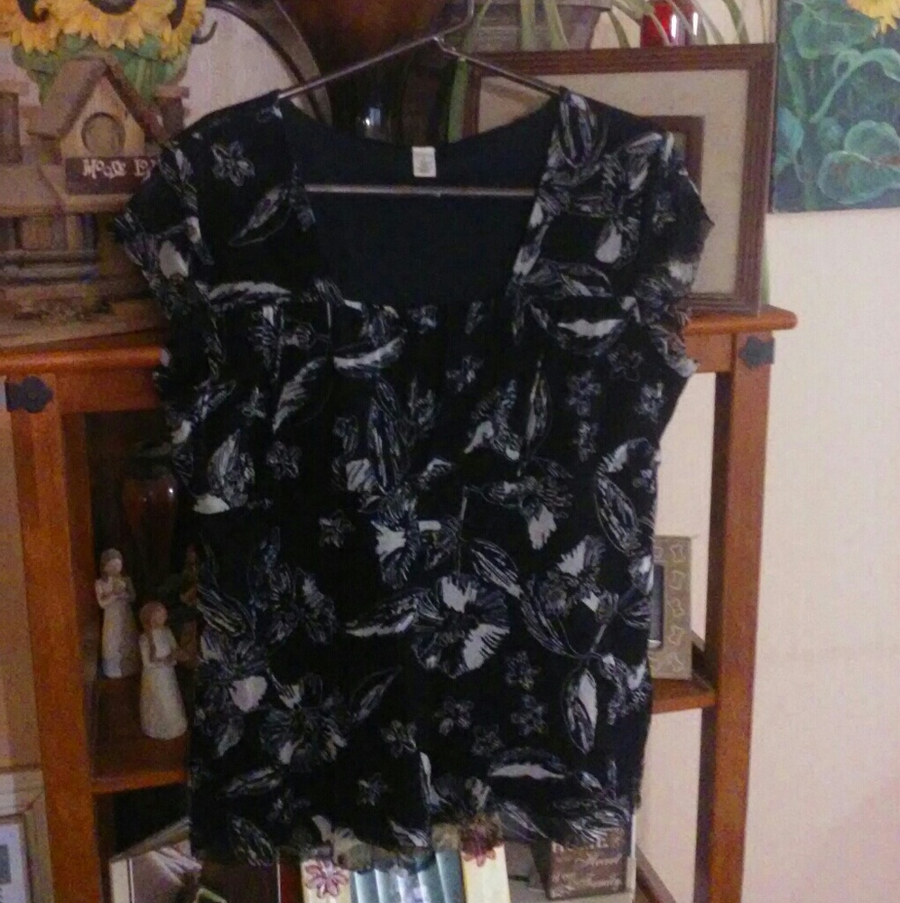 !!5/$25!! Black and white fitted dress shirt